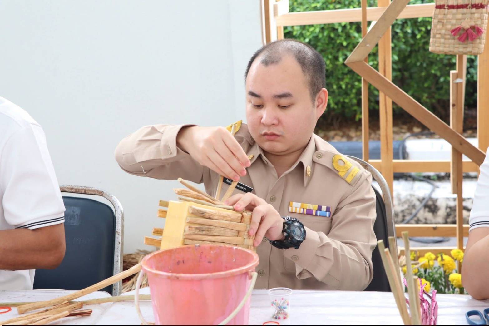 title - รัฐมนตรีว่าการกระทรวงเกษตรและสหกรณ์ พร้อมด้วยคณะผู้บริหาร ส.ป.ก. เข้าเยี่ยมชมโซนกิจกรรมฝึกอาชีพ Workshop งานศิลปหัตถกรรม (ศพส.) กิจกรรมจัดขึ้นภายใต้งาน วันคล้ายวันสถาปนาครบรอบ 51 ปี ส.ป.ก. ณ สำนักงานการปฏิรูปที่ดินเพื่อเกษตรกรรม